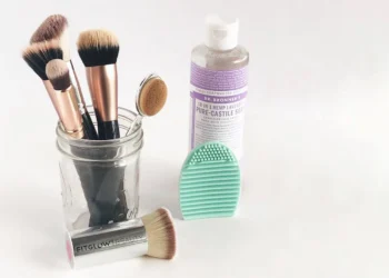How to clean makeup brushes naturally