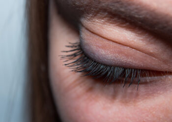 Waterproof Mascara: What It Actually Does to Your Lashes and When It’s Worth It
