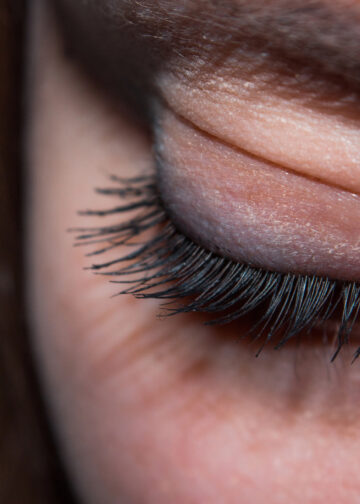 Waterproof Mascara: What It Actually Does to Your Lashes and When It’s Worth It